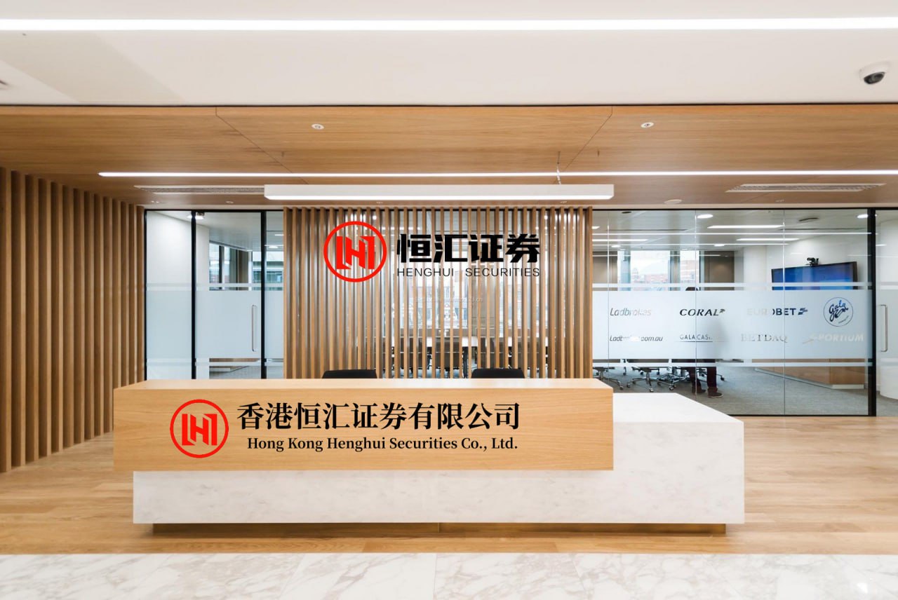 四季配资官网 李鑫妻子长这样 比李鑫胖很漂亮 他在养家名字曝光 姐夫未出镜有原因